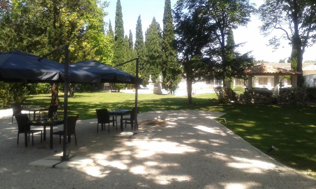 Hostellerie Les Frenes Авиньон Екстериор снимка