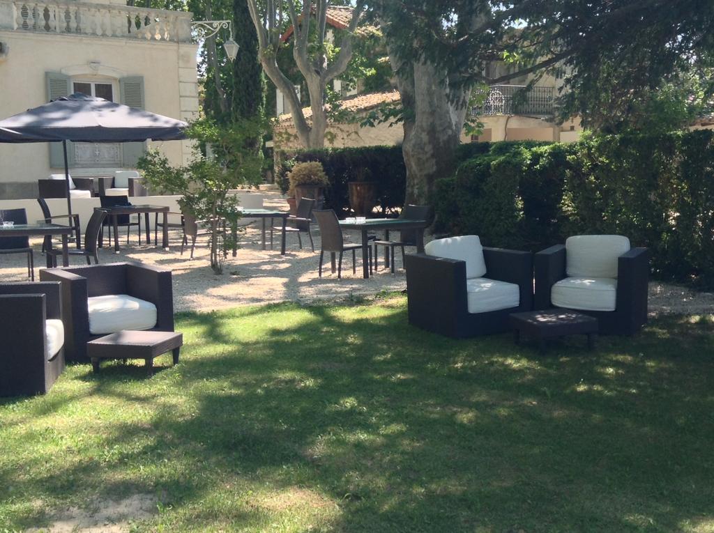 Hostellerie Les Frenes Авиньон Екстериор снимка