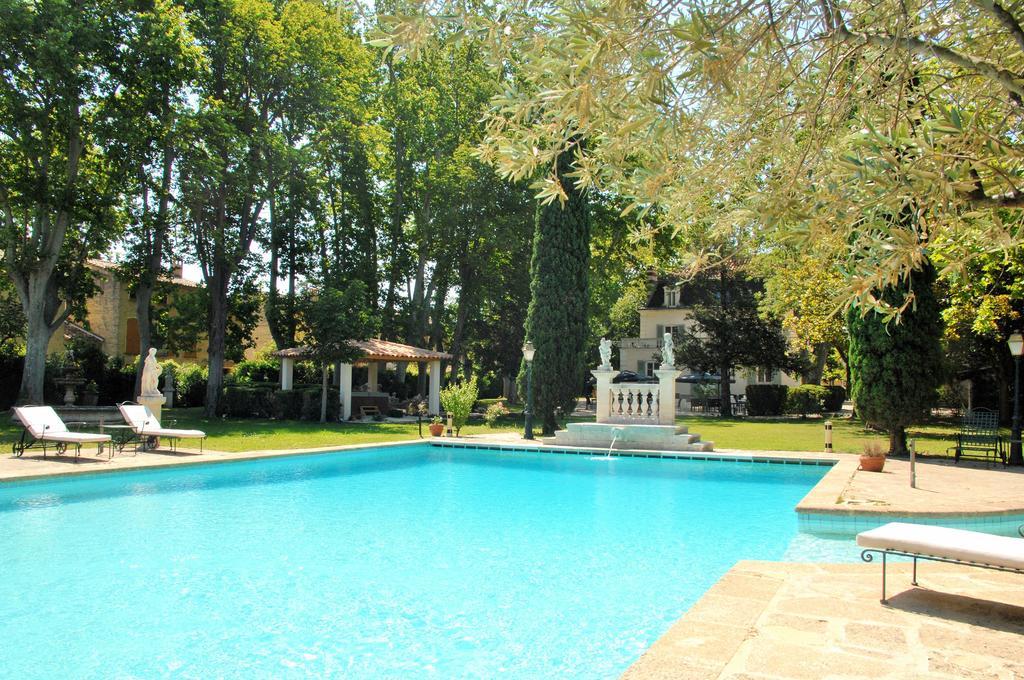 Hostellerie Les Frenes Авиньон Екстериор снимка